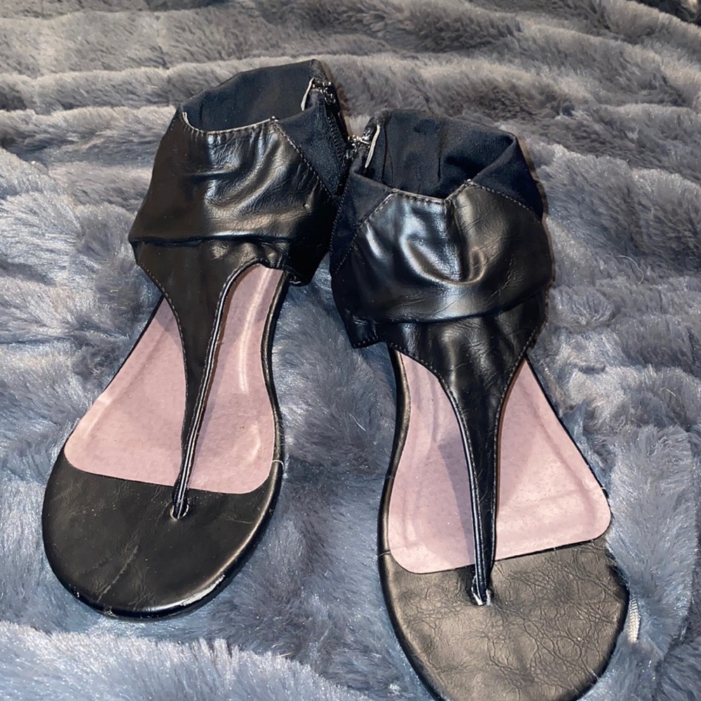 🔴Women’s size 8 ankle wrap sandals 👡
